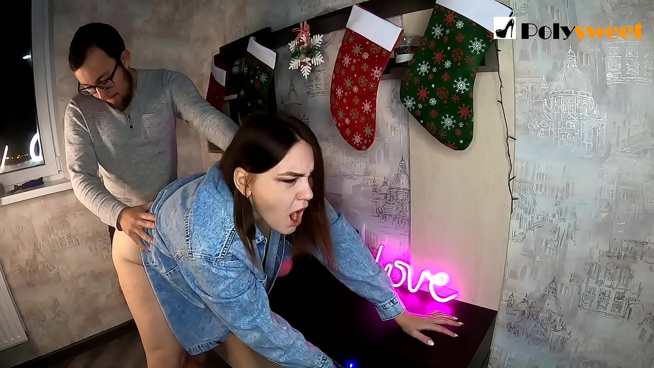 I pai te tangata ki te tarai i tetahi kotiro ataahua me te hiku i roto i te kaihe me tona mangai me te tiihi