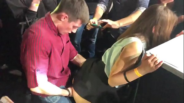 sex tūturu i roto i te nightclub Russian. 18-tau-tawhito Russian kotiro i roto i te nono me te tara fucked i roto i te nightclub